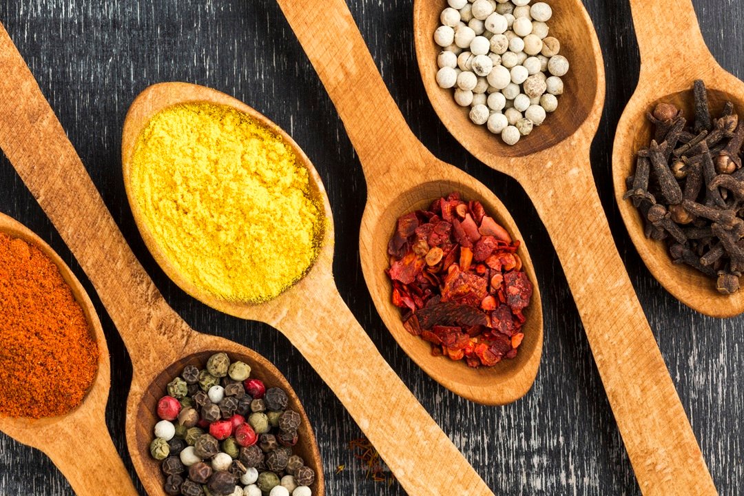close-up-aligned-spoons-with-spices-powder